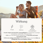 Eine Frau und ein Mann sitzen im Freien auf einem Berg bei Sonnenuntergang und benutzen ein Fernglas. Unten erklärt ein Kasten auf Deutsch, wie Liebscher & Bracht Q10+ für 2 Monate den Zellschutz und körperliche Leistung unterstützt.