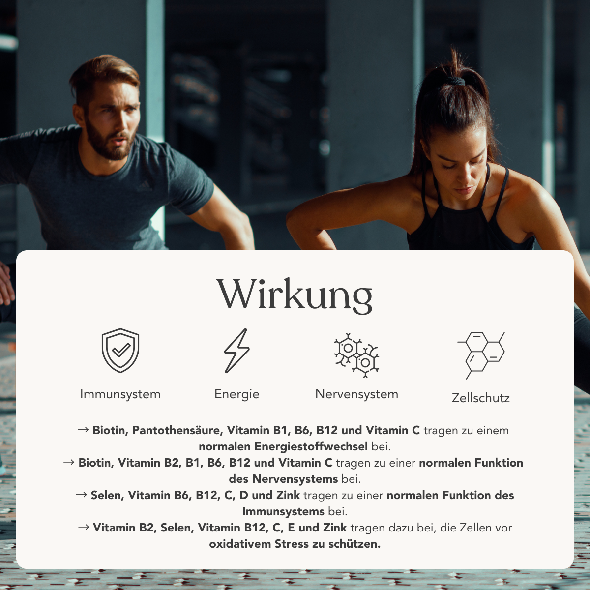 Ein Mann und eine Frau in Sportkleidung trainieren in einer Halle. Im Vordergrund hebt ein weißer Kasten Vital+ für 2 Monate von Liebscher & Bracht hervor, mit Symbolen, die die Vorteile für Immunsystem, Energie, Nervensystem und Zellschutz zeigen.