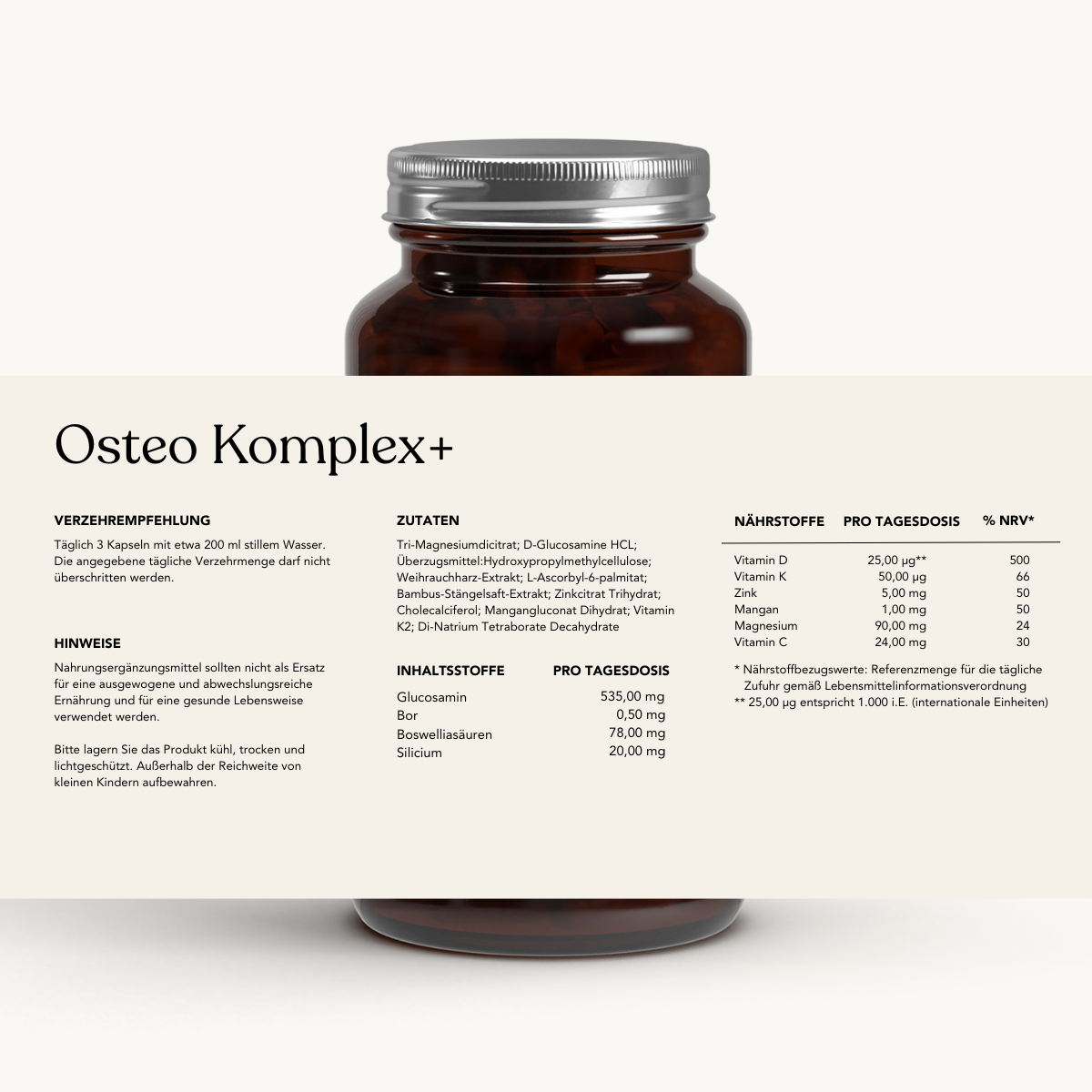 Hinter dem beigen Etikett von Liebscher & Bracht Osteo Komplex+ für 2 Monate steht ein Braunglas mit silbernem Deckel, auf dem vegane Inhaltsstoffe, Nährwerte und Angaben zur Tagesdosis in deutscher Sprache angegeben sind.