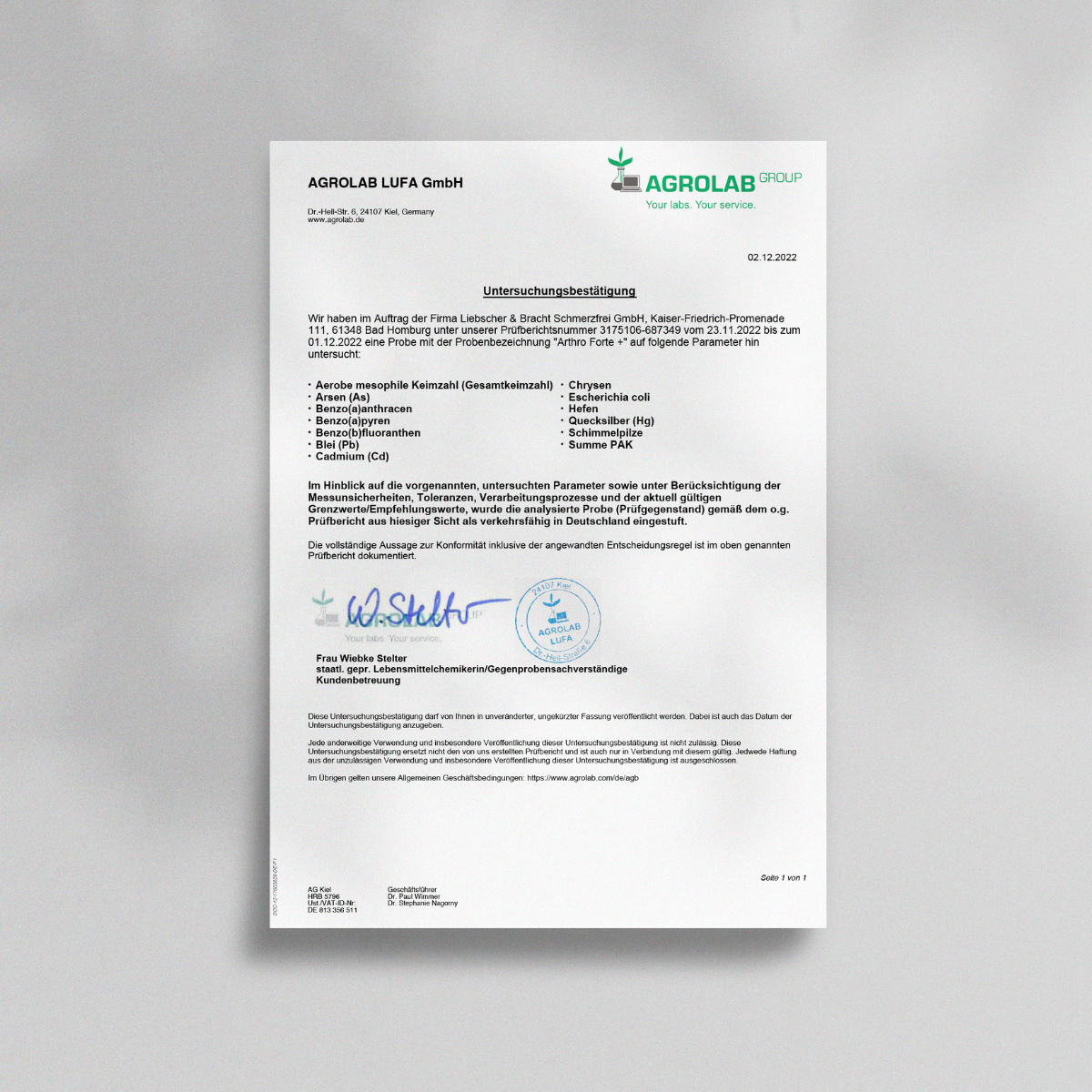 Ein Brief auf dem Briefkopf der AGROLAB LUFA GmbH mit dem Titel "Untersuchungsbescheinigung" enthält Angaben zu chemischen Parametern, einschließlich Glucosamin, in Liebscher & Bracht Arthro Forte+ für 2 Monate, mit Ergebnissen und Unterschriften. Das deutsche Dokument enthält Logos und Kontaktinformationen.