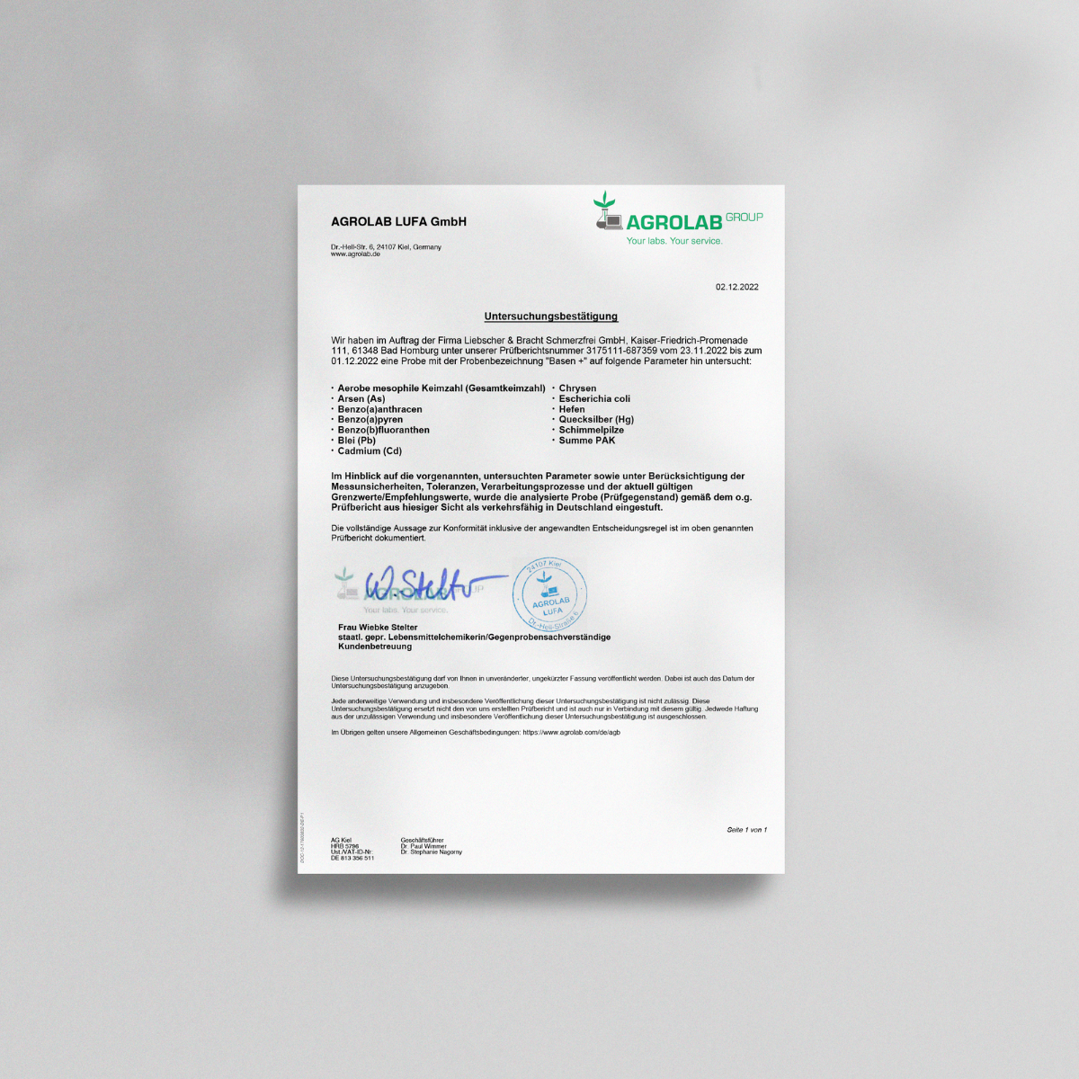 Ein Brief auf AGROLAB LUFA GmbH-Briefpapier, datiert 13.12.2022, mit dem grünen AGROLAB GROUP-Logo und deutschem Text, der sich auf Magnesium bezieht, trägt eine blaue Unterschrift und erwähnt Liebscher & Bracht Basen+ für 2 Monate. Auf einfarbigem Hintergrund fotografiert.