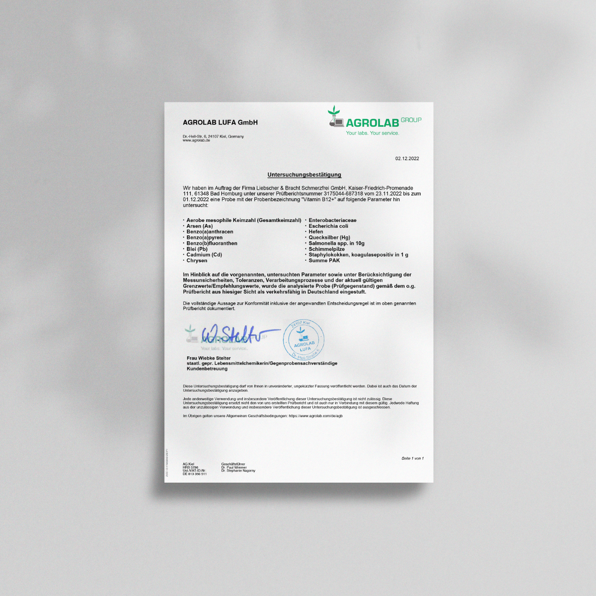 Ein Brief auf dem Briefkopf der AGROLAB LUFA GmbH in deutscher Sprache, mit grünem Logo, maschinengeschriebener Information über Vitamin B12+ für 4 Monate von Liebscher & Bracht, Aufzählungspunkten, einem blauen Rundstempel, zwei Unterschriften am unteren Rand und datiert 12.12.2022.