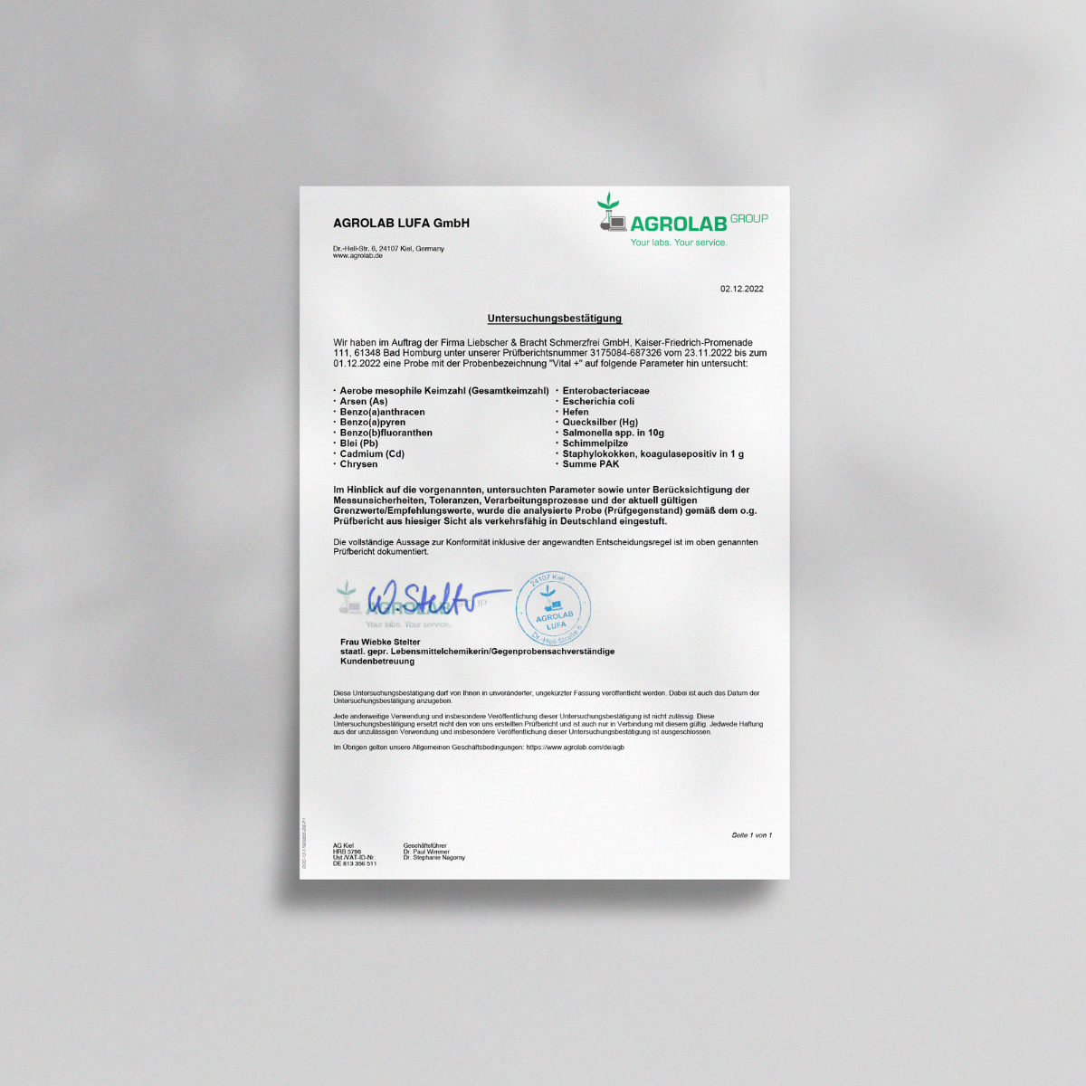 Ein Schreiben der AGROLAB LUFA GmbH vom 13.12.2022 mit dem Logo der AGROLAB GRUPPE enthält die Ergebnisse des Vitamin-D-Tests für das Produkt Vital+ für 2 Monate von Liebscher & Bracht. Das deutsche Dokument enthält eine Unterschrift und einen Stempel am unteren Rand.