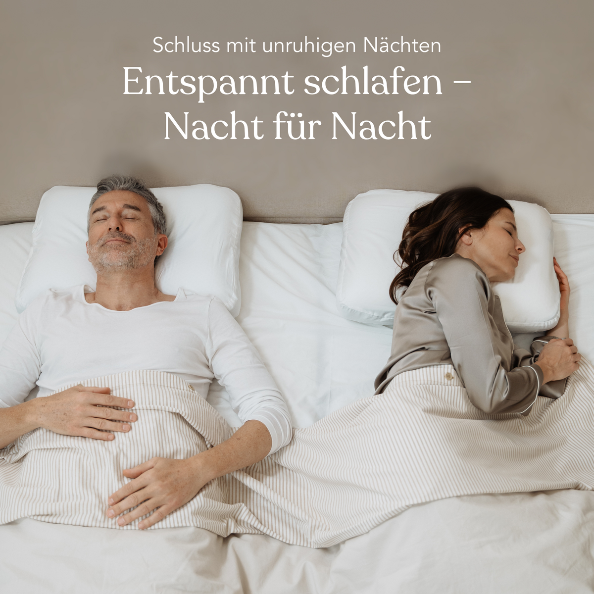 Ein Paar mittleren Alters schläft friedlich unter gestreiften Decken. Darüber steht ein deutscher Text: Entspannt schlafen - Nacht für Nacht. Schluss mit unruhigen Nächten. Schlafsystem: Matratze + Kissen + Kissenbezüge von Liebscher & Bracht.