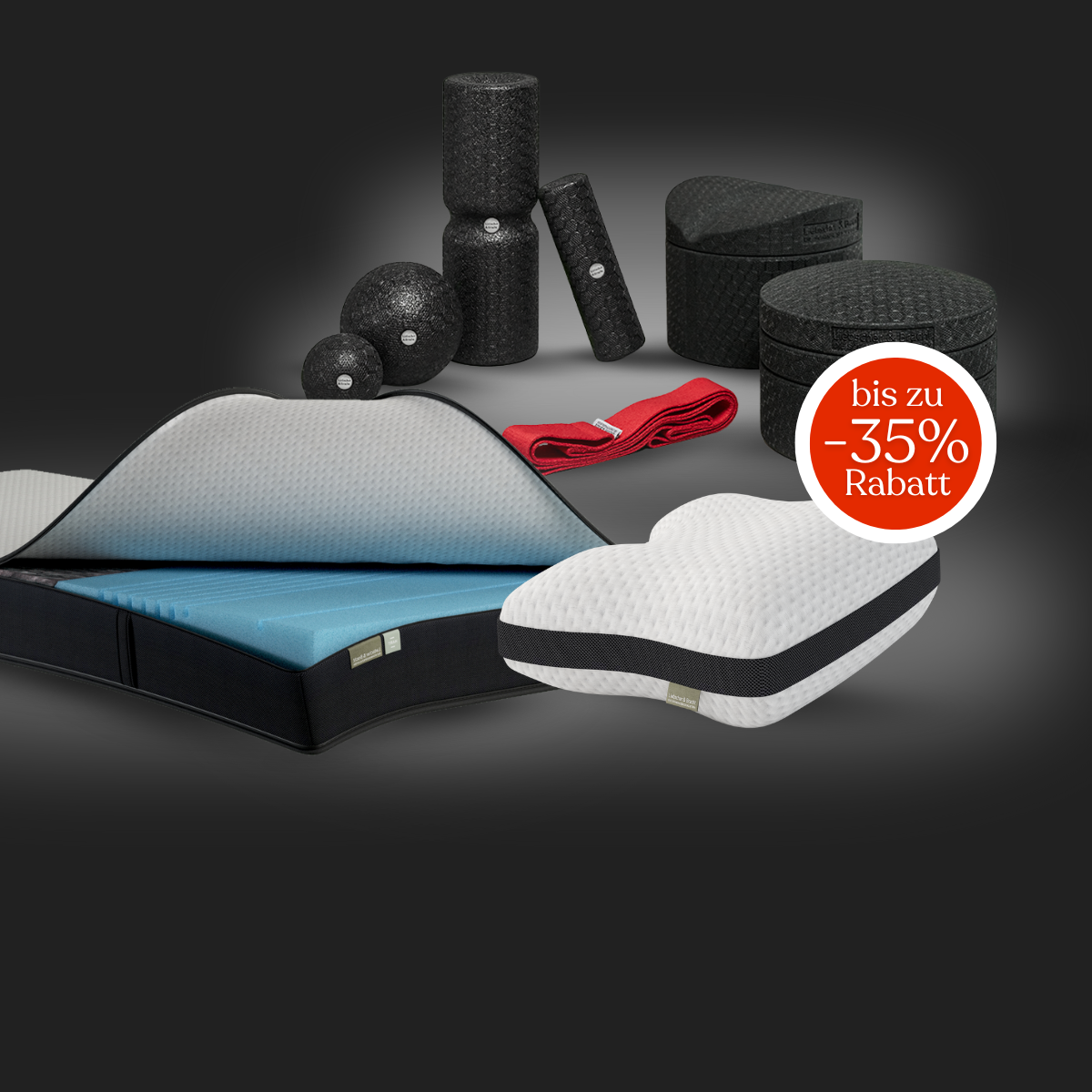 Eine Auslage mit schwarzen und weißen Bettwaren, darunter eine Matratze, ein Kissen, Schaumstoffrollen, Yogastützen und ein rotes Band. Auf einem runden orangefarbenen Etikett steht "bis zu -35% Rabatt", was auf bis zu 35% Rabatt hinweist.