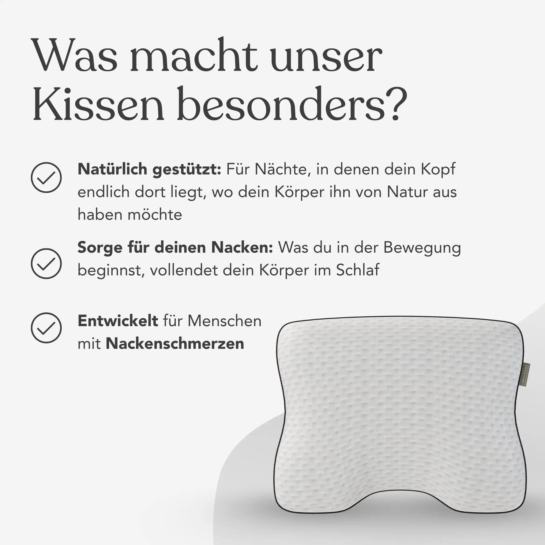 Abgebildet ist ein weißes orthopädisches Kissen der Marke Liebscher & Bracht aus der „Aktiv-Set“-Serie mit strukturierter Oberfläche. Der Text hebt seine natürliche Stützfunktion hervor, betont, dass es die Nackenentlastung im Schlaf fördert, und weist darauf hin, dass es speziell für Menschen mit Nackenschmerzen entwickelt wurde. Drei Häkchen unterstreichen diese Vorteile. Inklusive 1 Jahr App-Zugang.