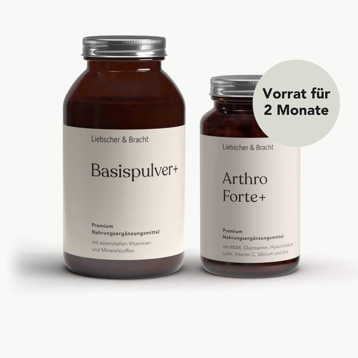 Zwei braune Flaschen mit der Aufschrift ALL IN ONE - Arthro-Paket (Pulver+Kapseln) von Liebscher & Bracht. Ein grüner Kreis vermerkt "Vorrat für 2 Monate". Enthält Hyaluronsäure und Vitamin D. Abgebildet auf weißem Hintergrund.