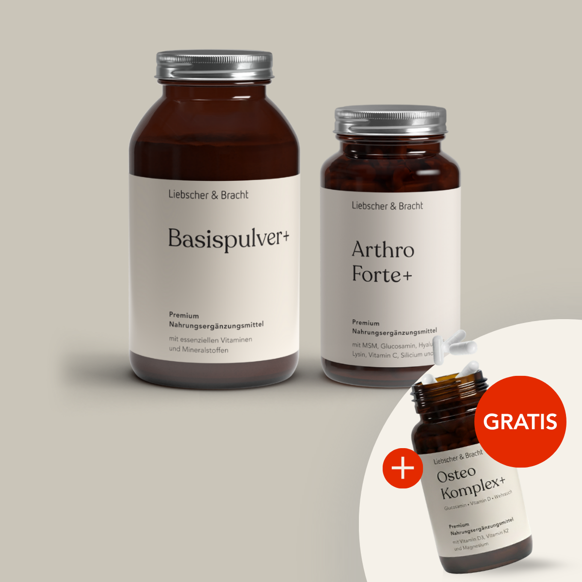 Zwei braune Liebscher & Bracht Ergänzungsflaschen aus dem ALL IN ONE - Arthro-Paket (Pulver+Kapseln) stehen nebeneinander. Eine kleine Osteo Komplex+ Flasche mit der Aufschrift GRATIS erscheint und zeigt, dass sie beim Kauf kostenlos ist.