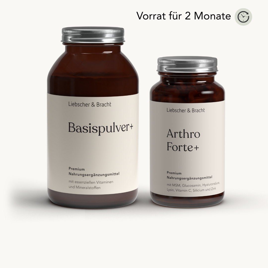 Zwei braune Nahrungsergänzungsmittelflaschen mit der Aufschrift „ALL IN ONE – Arthro-Paket (Pulver+Kapseln)“ von Liebscher & Bracht, die MSM und Glucosamin enthalten. Darüber ist der deutsche Text „Vorrat für 2 Monate“ zusammen mit einem Uhrensymbol zu sehen.