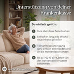 Eine ältere Frau entspannt mit Kopfhörern auf dem Sofa. Ein Text informiert über die Krankenkassenunterstützung für den Online-Präventionskurs "Gesunder Schlaf - Energie durch Erholung" von Liebscher & Bracht in vier einfachen Schritten.