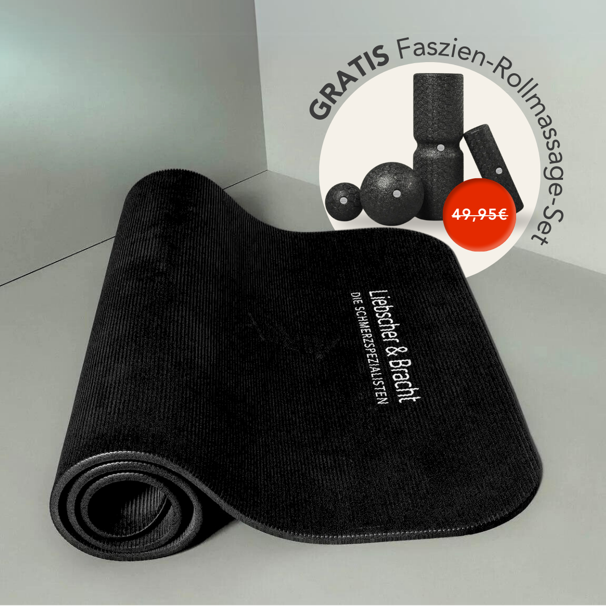 Eine schwarze Rolands Übungsmatte von Liebscher & Bracht liegt teilweise ausgerollt auf dem Boden. In der Ecke ist ein kostenloses Faszien-Rollmassage-Set (drei Schaumstoffrollen und ein Ball, Wert 49,95 €) mit der Aufschrift "GRATIS" abgebildet.