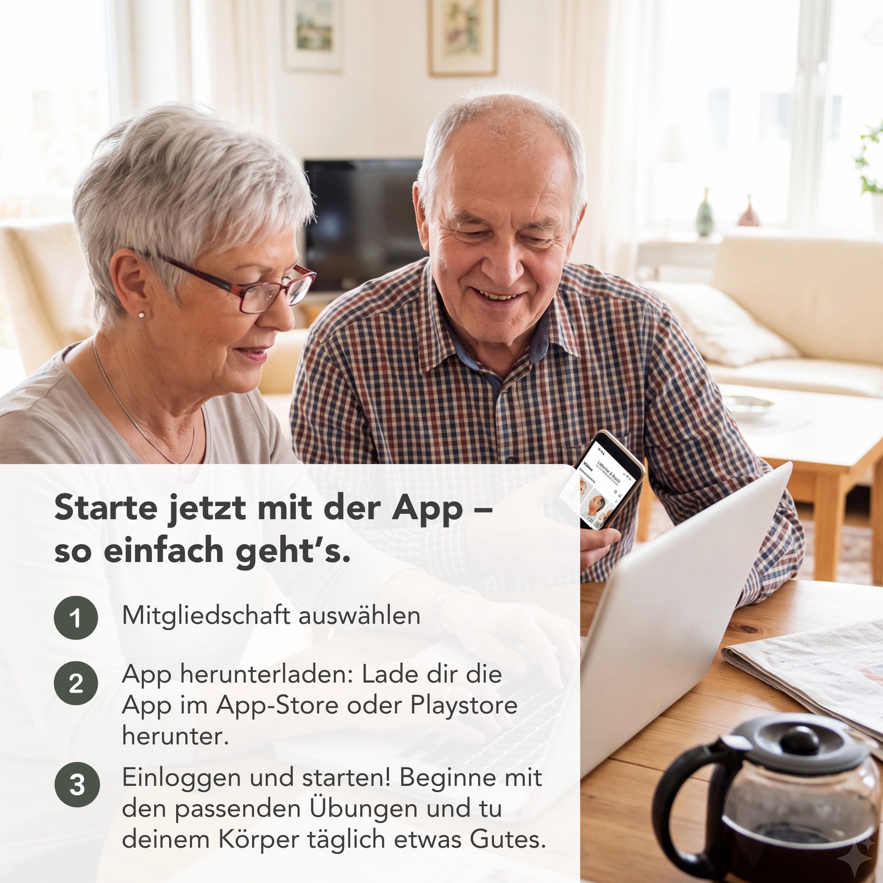 Ein älteres Paar sitzt lächelnd am Tisch vor einem Laptop, die Frau hält ein Smartphone in der Hand. Im Textfeld wird erklärt, wie man mit der Liebscher & Bracht-App von Liebscher & Bracht tägliche Fitnessübungen durchführt. Im Hintergrund ist eine gemütliche, helle Wohnung zu sehen.