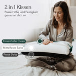 Eine Frau im Pyjama hält ein Kissen Clean mit drei Schichten in der Hand – einem abnehmbaren Bezug, einer mittelharten Seite und einer harten Seite –, das bequemen Halt bietet; darauf steht 2 in 1 Kissen.
