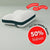 Das Liebscher & Bracht-Kissen „Clean+“ liegt auf einer grauen Unterlage. Rote Banner mit den Aufschriften „Angebot der Woche“ und „50 % Rabatt auf das zweite Kissen“ kennzeichnen das Wochenangebot. Das Kissen „Clean+“ eignet sich ideal für verschiedene Schlafpositionen und bietet insbesondere in Rückenlage optimalen Komfort.