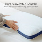 Eine Person drückt ihre Hand auf ein Liebscher & Bracht Kissen Cool mit blauen Netzseiten, unter dem deutschen Text Kühl beim ersten Kontakt. Aktive Feuchtigkeitsableitung. Sofort spürbar.