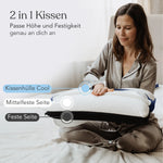 Eine Frau sitzt auf einem Bett und hält ein Liebscher & Bracht Kissen Cool in den Händen, das über einen kühlenden Bezug mit einer mittelharten und einer harten Seite verfügt, um den Rücken optimal zu stützen.