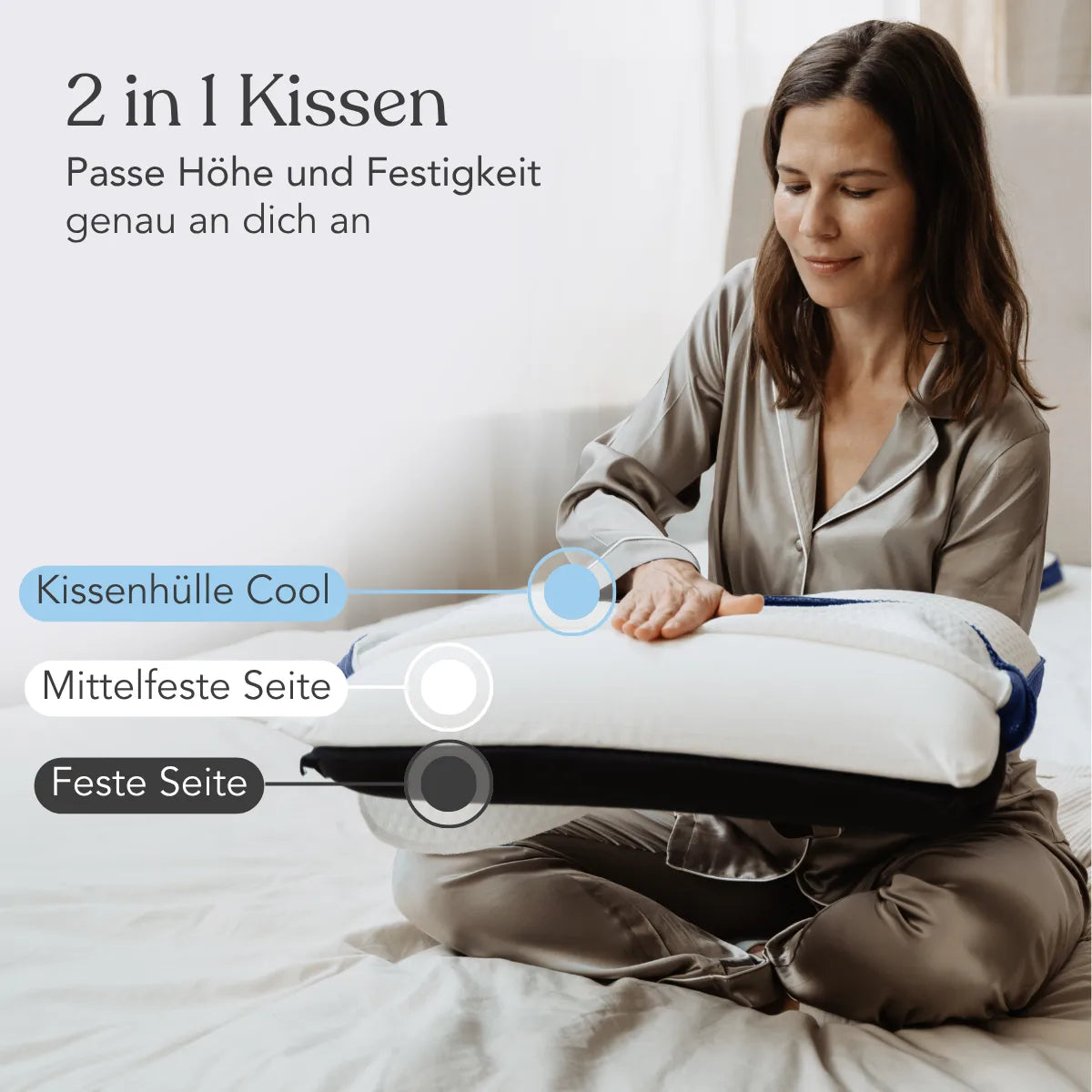 Eine Frau sitzt auf einem Bett und hält ein Liebscher & Bracht Kissen Cool in den Händen, das über einen kühlenden Bezug mit einer mittelharten und einer harten Seite verfügt, um den Rücken optimal zu stützen.