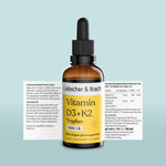 Eine braune Glastropfflasche mit der Aufschrift Liebscher & Bracht Vitamin D3+K2VITAL® Tropfen steht vor deutschen Nahrungsergänzungsdaten und Text auf hellblauem Hintergrund.