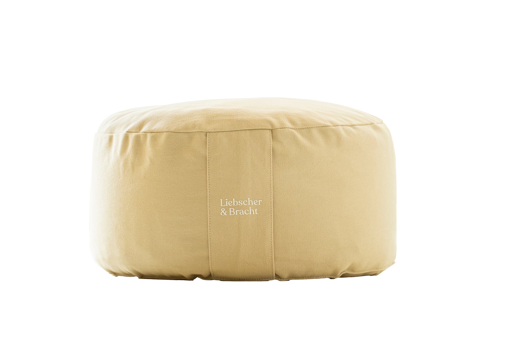 Ein runder, beiger Stoff-Pouf aus dem „Übungskissen-Set“ von Liebscher & Bracht mit dem aufgedruckten Markennamen auf der Vorderseite, abgebildet vor einem schlichten weißen Hintergrund.