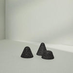 Drei kleine, schwarze Drücker-Aufsätze Weich von Liebscher & Bracht ruhen auf einer hellgrauen Fläche vor einem minimalistischen Hintergrund, perfekt für gezielte Druck-Stimulation empfindlicher Punkte mit weichen Schatten.