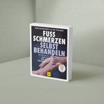 Ein deutsches Buch mit dem Titel "Fuss Schmerzen selbst behandeln" von Liebscher & Bracht steht aufrecht vor einem hellgrünen Hintergrund und zeigt ein Titelbild, auf dem Hände einen nackten Fuß massieren.