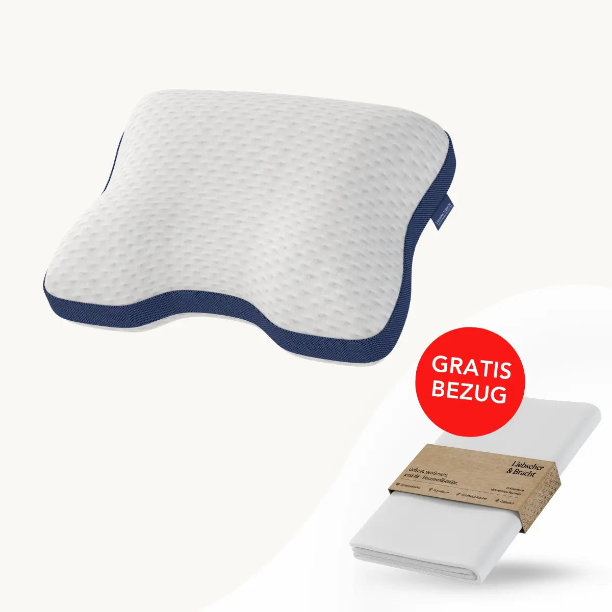 Das „Kissen Cool“ von Liebscher & Bracht besticht durch sein geschwungenes weißes Design mit blauem Rand und Griff und ist auf dem Bild zusammen mit einem kostenlosen weißen Kissenbezug zu sehen, der in braunes Papier mit der Aufschrift „Gratis Bezug“ in einem roten Kreis eingewickelt ist. Dieses Kissen eignet sich perfekt für verschiedene Schlafpositionen – insbesondere für das Schlafen auf dem Rücken – und bietet optimalen Komfort und Halt.