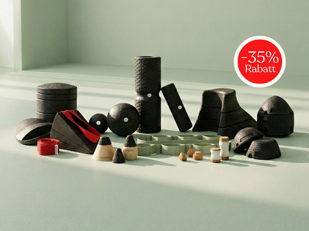 Eine Sammlung schwarzer und grüner strukturierter Fitness- und Therapiegeräte, darunter Rollen, Bälle und Blöcke, angeordnet auf einem hellen Boden mit einem roten "-35% Rabatt"-Aufkleber in der oberen rechten Ecke.