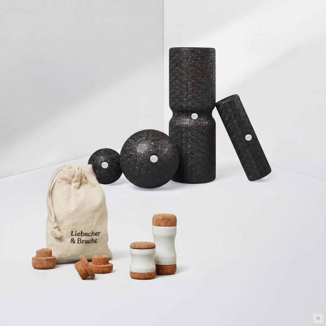 Das Dein Kiefer-Paket enthält eine Auswahl an schwarzen Faszienrollen, Massagebällen, einen Aufbewahrungsbeutel mit Kordelzug sowie mehrere kleine Kork-Hilfsmittel.