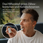 Ein Mann benutzt das Dein Kiefer-Paket zwischen seinen Zähnen, um Kieferschmerzen zu lindern; eine Einblendung zeigt das Hilfsmittel in einer Hand; der Text lautet: Das Hilfsmittel gegen Zähneknirschen und Kieferschmerzen.
