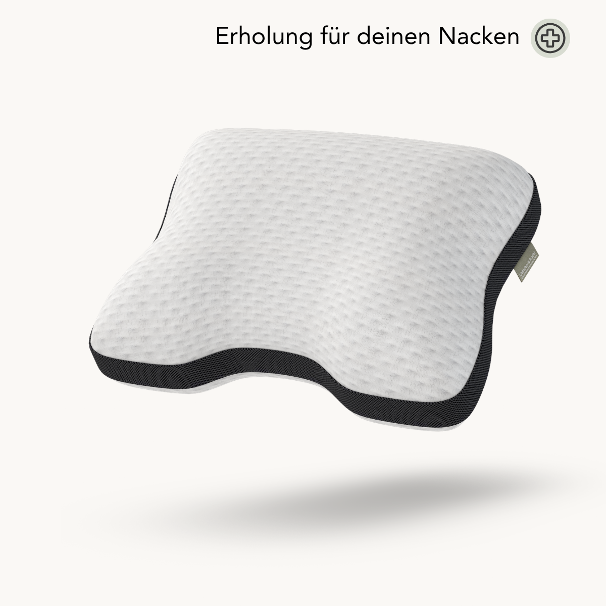 Ein weißes Liebscher & Bracht-Kissen mit schwarzen Rändern hebt sich vor einem einfarbigen Hintergrund ab. Darüber steht der deutsche Text „Erholung für deinen Nacken“, der auf die bequeme Stütze beim Liegen auf dem Rücken hinweist.
