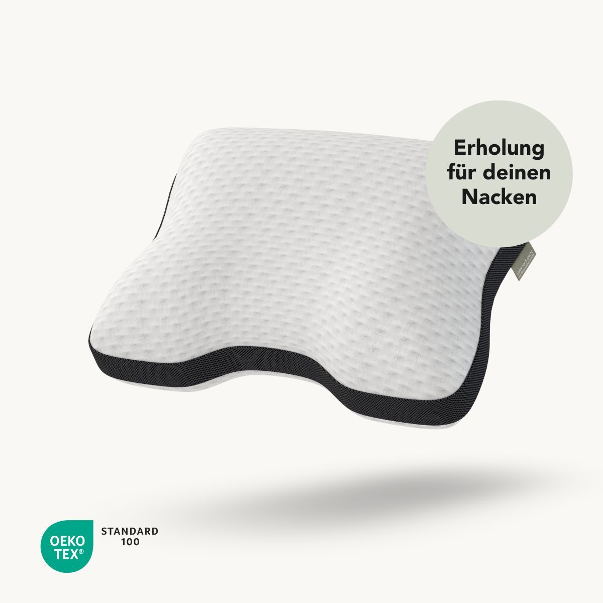 Ein konturiertes weißes Liebscher & Bracht Kissen mit strukturierter Oberfläche und schwarzen Rändern schwebt auf einem hellen Hintergrund. Ein deutsches Etikett mit der Aufschrift "Erholung für deinen Nacken" unterstreicht seine Unterstützung für Schlafpositionen und Rückenschläfer.