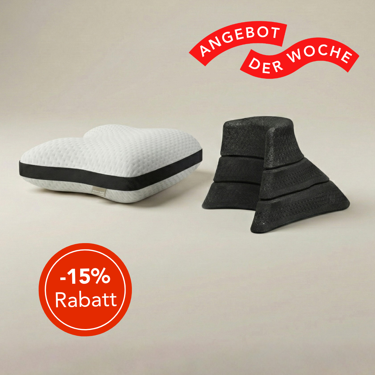 Das Liebscher & Bracht Kissen + Nackenretter Set, bestehend aus einem weißen ergonomischen Kissen und drei schwarzen Schaumstoffkissen, ist auf Beige mit roten Bannern mit der Aufschrift ANGEBOT DER WOCHE und -15% Rabatt abgebildet, die auf einen wöchentlichen Rabatt von 15% hinweisen.
