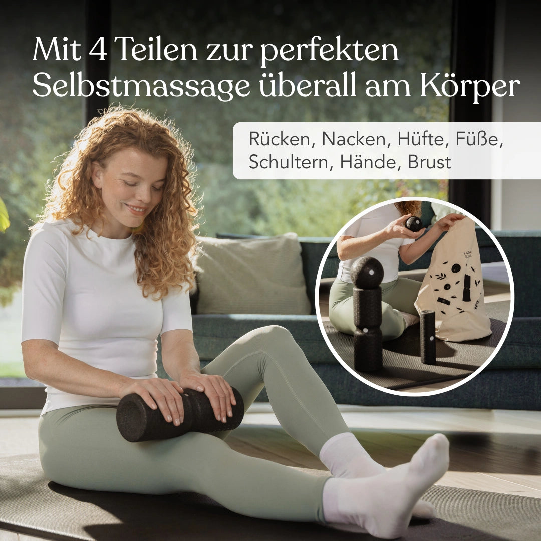 Eine Frau sitzt auf einer Matte und massiert ihr Knie mit einer Schaumstoffrolle; in einer Einblendung sind das vierteilige Massage-Set Dein Knie-Paket und dessen Tragetasche zu sehen.
