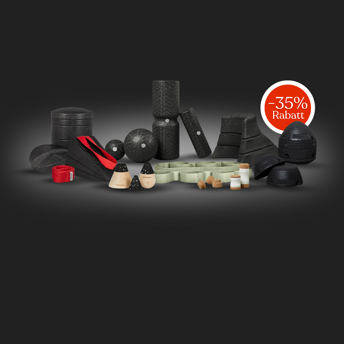 Eine Sammlung von schwarzen Schaumstoffrollen, Massagebällen, Holzwerkzeugen und Flaschen, die auf einem dunklen Hintergrund angeordnet sind. Ein rotes kreisförmiges Etikett auf der rechten Seite zeigt "-35% Rabatt".