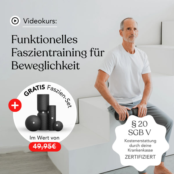 Ein älterer Mann in Sportkleidung sitzt auf einer Schaumstoffrolle, während ein deutscher Text für das „Funktionelles Faszientraining (Beweglichkeit)“ wirbt Online-Kurs von Liebscher & Bracht, der Faszientraining zur Verbesserung der Beweglichkeit, ein kostenloses Faszien-Set, Informationen zur Kostenerstattung durch die Krankenkasse und zur Zertifizierung sowie eine Einführung in das ganzheitliche Bewegungskonzept und die Liebscher & Bracht-Dehnübungen umfasst.