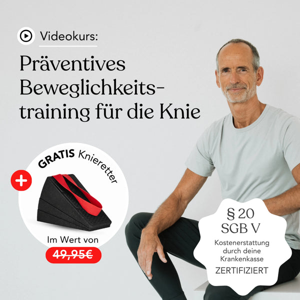 Ein lächelnder älterer Mann in Sportkleidung sitzt auf einer Bank. Der Text wirbt für das „Präventive Beweglichkeitstraining für die Knie“ von Liebscher & Bracht, bietet eine kostenlose Kniebandage an und erwähnt eine mögliche Erstattung durch die Krankenkasse.