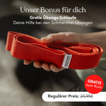 Eine Hand hält ein rotes Trainingsband, das sich perfekt für präventives Beweglichkeitstraining eignet, insbesondere für das funktionelle Beweglichkeitstraining für die Schulter nach Liebscher & Bracht. Im deutschen Text wird das Band kostenlos zum Kurs angeboten (regulärer Preis: 24,95 €). Sonnenlicht hebt das Band vor einem sanft verschwommenen Hintergrund hervor.