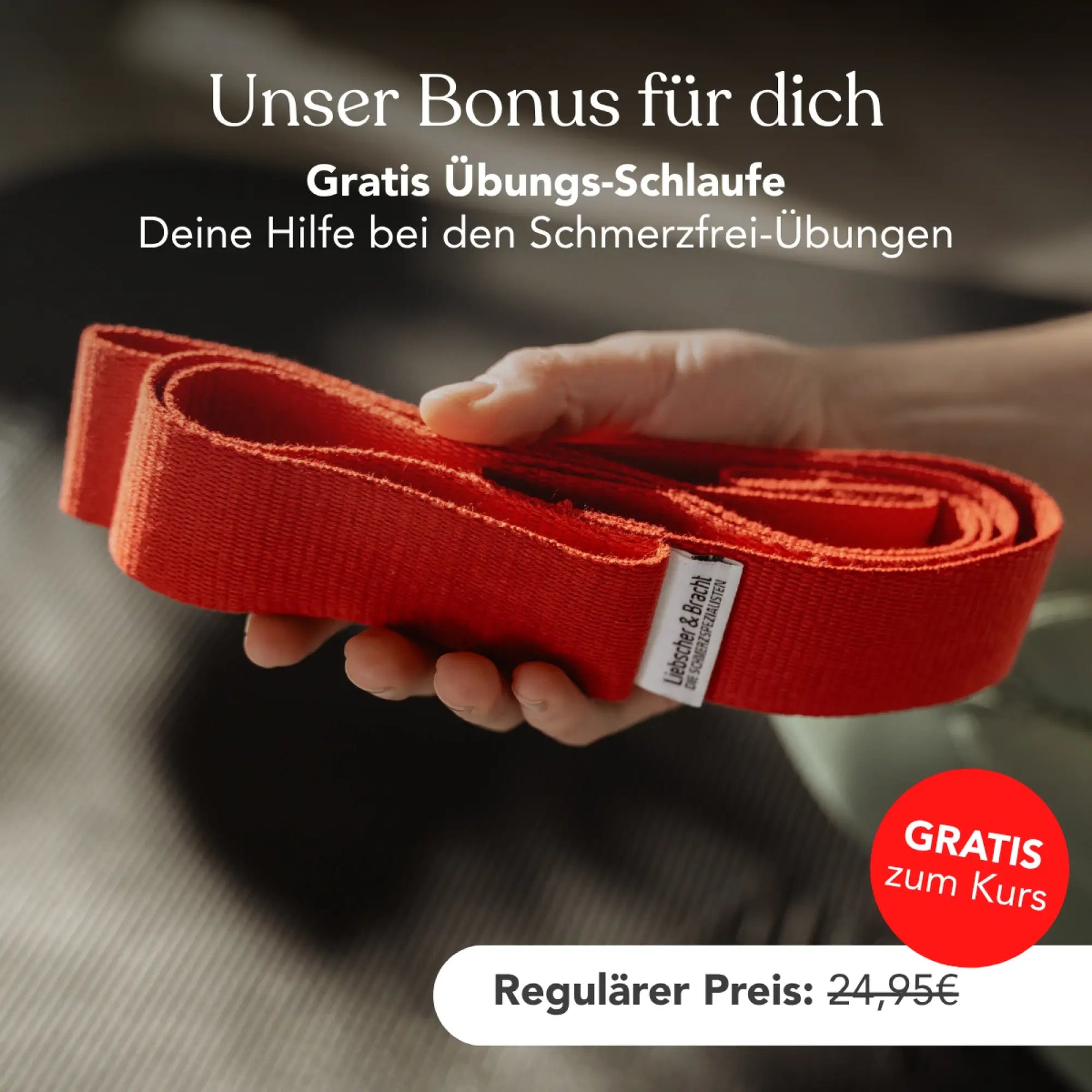 Eine Hand hält ein rotes Trainingsband, das sich perfekt für präventives Beweglichkeitstraining eignet, insbesondere für das funktionelle Beweglichkeitstraining für die Schulter nach Liebscher & Bracht. Im deutschen Text wird das Band kostenlos zum Kurs angeboten (regulärer Preis: 24,95 €). Sonnenlicht hebt das Band vor einem sanft verschwommenen Hintergrund hervor.