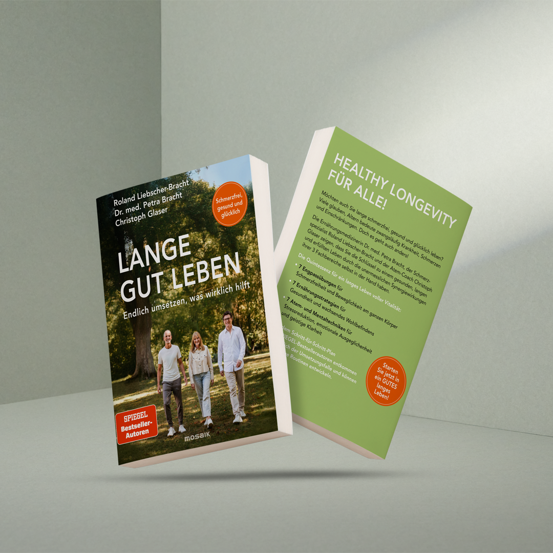 Zwei Bücher sind abgebildet. Auf der Vorderseite steht "Lange gut leben: Schmerzfrei, gesund und glücklich. Endlich umsetzen, was wirklich hilft" von Liebscher & Bracht, mit drei Personen, die in einem Park spazieren gehen. Die Rückseite zeigt deutschen und englischen Text auf grünem Hintergrund.