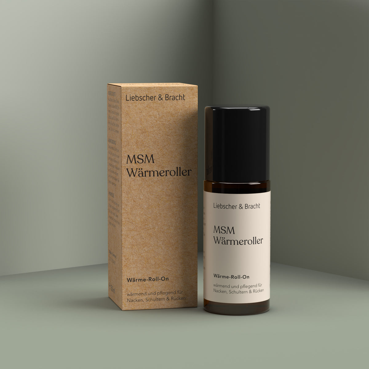 Eine braune Pappschachtel und ein kleines Fläschchen mit der Aufschrift MSM Wärmeroller von Liebscher & Bracht stehen auf einer grauen Fläche und bieten einen wärmenden Roll-on, der mit natürlichen Inhaltsstoffen für ein angenehmes Hautgefühl sorgt.