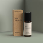 Eine braune Pappschachtel und ein kleines Fläschchen mit der Aufschrift MSM Wärmeroller von Liebscher & Bracht stehen auf einer grauen Fläche und bieten einen wärmenden Roll-on, der mit natürlichen Inhaltsstoffen für ein angenehmes Hautgefühl sorgt.