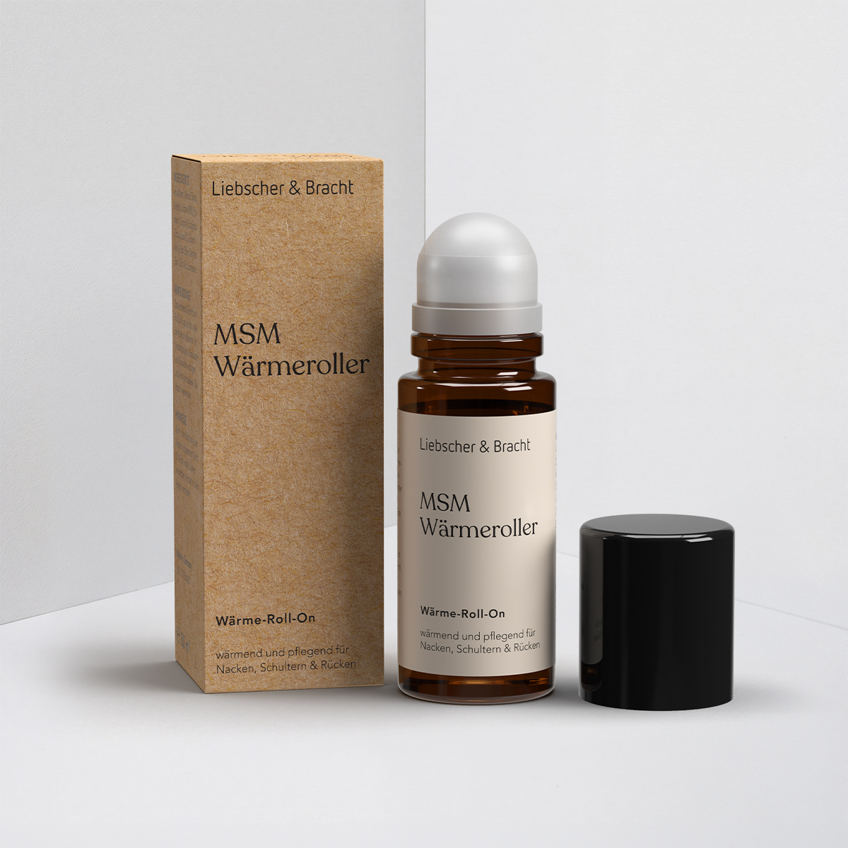 Eine braune Liebscher & Bracht MSM Wärmeroller-Flasche mit natürlichen Inhaltsstoffen und einem weißen Rollapplikator steht neben ihrer beigen Verpackung und dem abgenommenen schwarzen Verschluss auf weißem Hintergrund. Die Verpackung ist mit deutschem Text versehen.