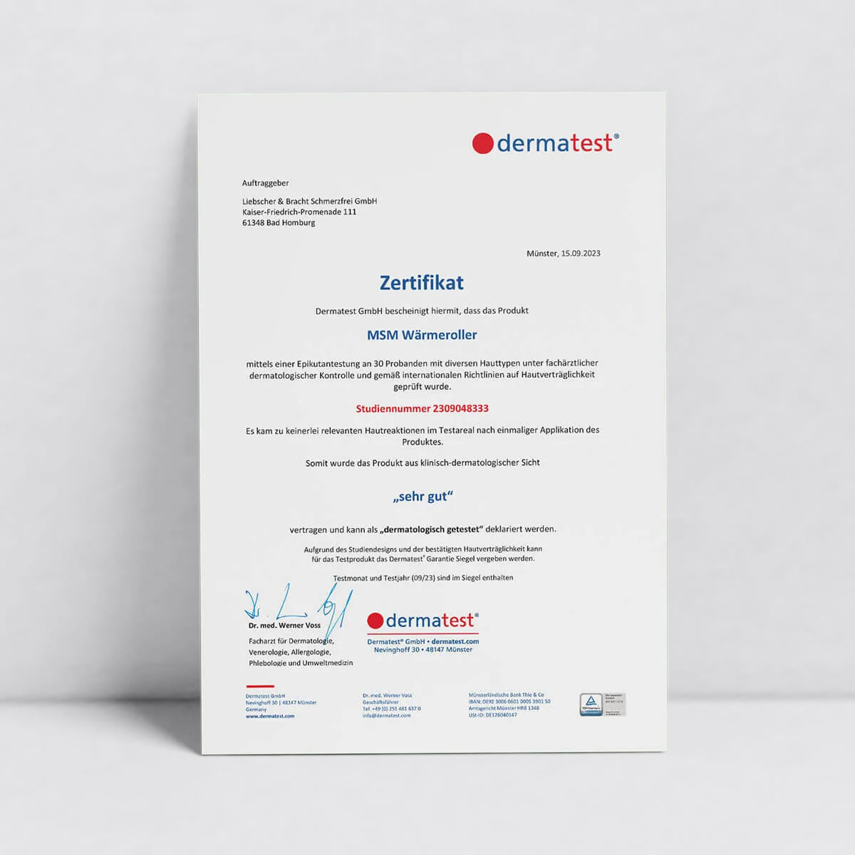 Ein Dermatest-Zertifikat in deutscher Sprache mit Logo, gedrucktem Text, Unterschriften und Stempeln bestätigt, dass der Liebscher & Bracht MSM-Wärmeroller mit natürlichen Inhaltsstoffen dermatologisch getestet und hinsichtlich des Wohlbefindens mit „sehr gut“ bewertet wurde.