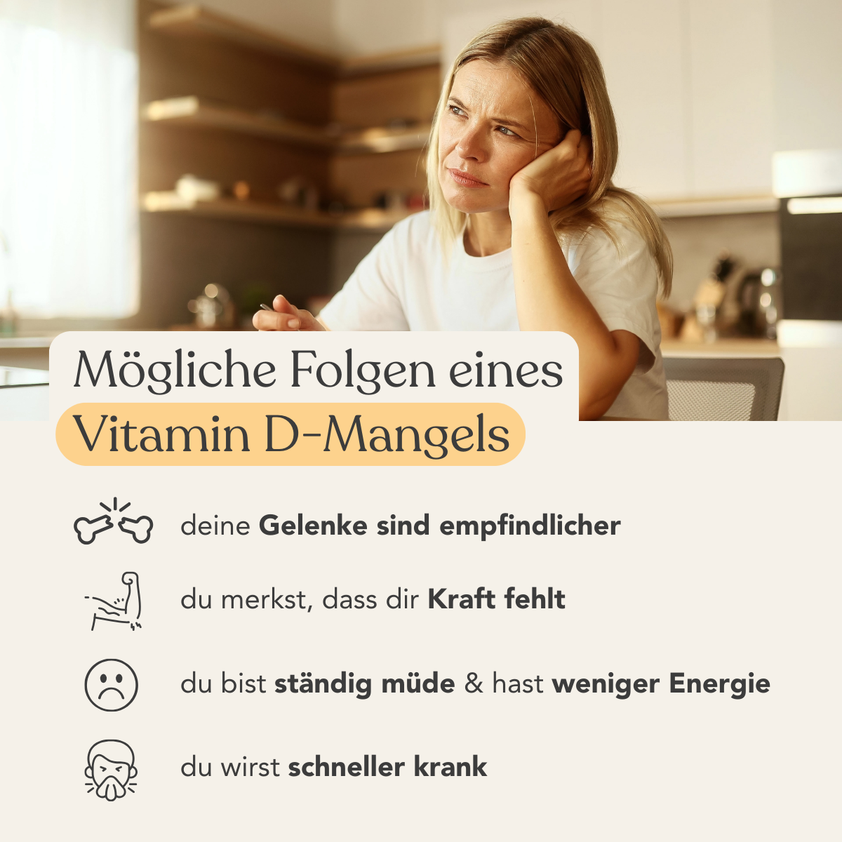 Eine müde Frau sitzt an ihrem Küchentisch. Ein deutscher Text erklärt, dass Vitamin-D-Mangel zu Gelenkempfindlichkeit, Müdigkeit, Energiemangel, Schwäche und häufigen Erkrankungen führen kann. Liebscher & Bracht Vitamin D3+K2VITAL® Tropfen bietet Unterstützung.