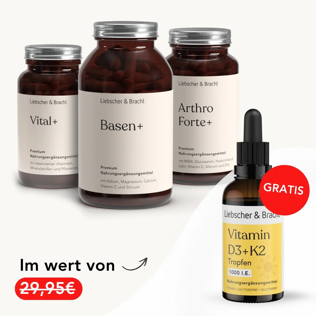 Drei Flaschen mit Nahrungsergänzungsmitteln aus dem Set „Die 3er-Kombi“ von Liebscher & Bracht – Arthro Premium Vitalstoffe“ von Liebscher & Bracht – bestehend aus Vital+, Basen+ und Arthro Forte+ – jetzt mit zusätzlicher Hyaluronsäure und Glucosamin-Kapseln – sind hinter einer Tropfflasche mit Vitamin D3+K2 zu sehen. Auf einem roten Aufkleber steht „GRATIS“, darunter der Text „Im Wert von 29,95 €“.