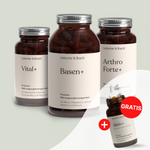 Abgebildet sind drei Flaschen Die 3er-Kombi - Arthro Premium Vitalstoffe von Liebscher & Bracht, mit einer kleineren Aktiv+ Flasche mit der Aufschrift GRATIS und weißen Kapseln in der Ecke.