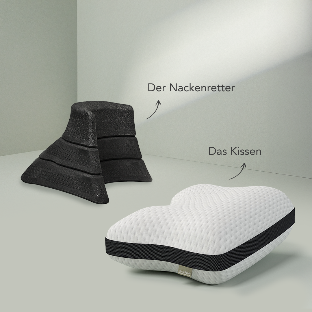 Das Liebscher & Bracht Kissen + Nackenretter Set besteht aus einem weißen ergonomischen Kissen (Das Kissen) und einem schwarzen stapelbaren Ständer (Der Nackenretter), die beide auf einer hellen Oberfläche mit deutschen Etiketten präsentiert werden.