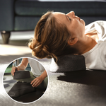 Eine Frau liegt auf dem Rücken auf einer Matte und benutzt „Der Nackenretter“ von Liebscher & Bracht – ideal für Übungen gegen Nackenschmerzen. Einblendung: Mit den Händen werden die Teile der ergonomischen Stütze eingestellt. Im Hintergrund ist ein Sofa zu sehen.