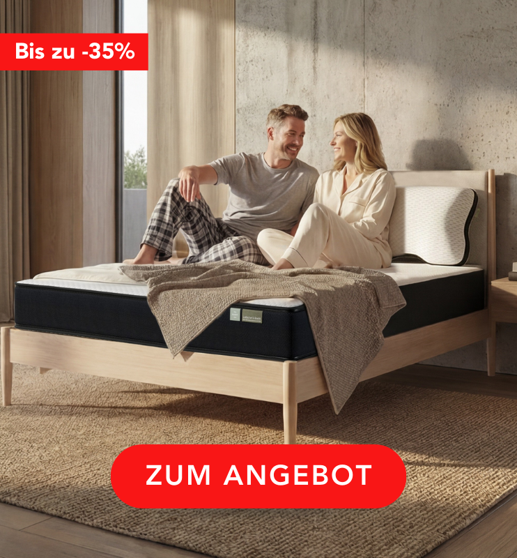 Ein lächelndes Paar im Schlafanzug sitzt auf einem sauber gemachten Bett in einem modernen, sonnendurchfluteten Schlafzimmer. Auf einem roten Banner steht Bis zu -35% und auf einem roten Knopf am unteren Rand steht ZUM ANGEBOT.