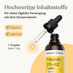 Die sauber gestaltete Liebscher & Bracht Vitamin D3+K2 Tropfen Flasche mit gelben Akzenten verfügt über einen Tropfer, der einen Tropfen abgibt. Der Text hebt die tägliche Versorgung mit Vitamin D und K2 hervor und empfiehlt die Einnahme eines Tropfens pro Tag.